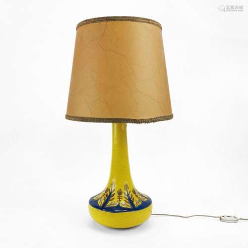 Lampe Espagne, milieu XXe s Faïence émaillée jaune craquelé,...