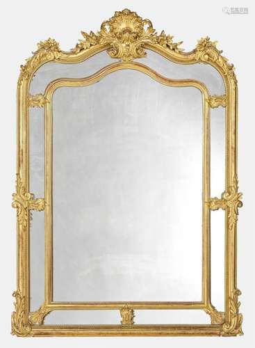 Miroir à parecloses de style Louis XV Bois stuqué et doré, 1...