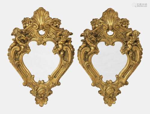 Paire de petits miroirs rococo, XXe s Résine dorée à décor d...