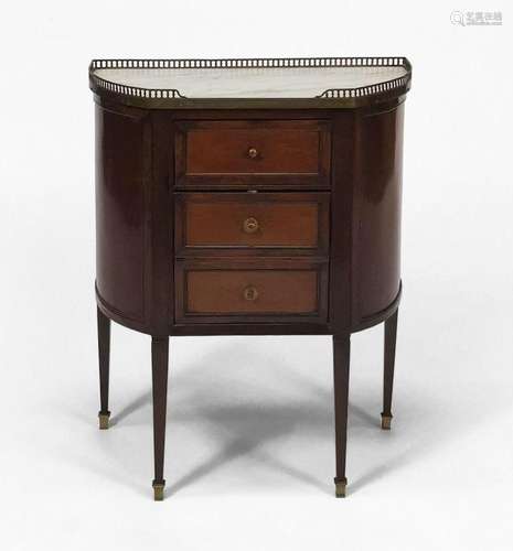 Petite commode de style Directoire, XIXe s Trois tiroirs, ac...