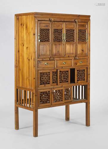 Armoire, Corée, début XXe s Douze vantaux et trois tiroirs, ...