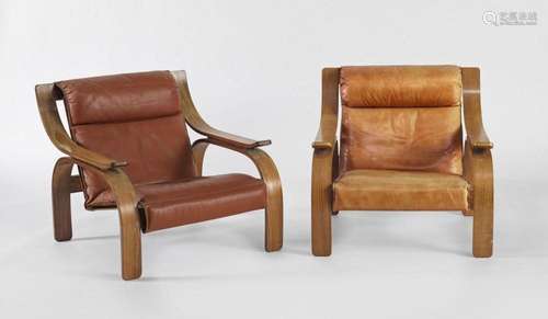 Paire de fauteuils, circa 1970 Bois exotique et cuir fauve