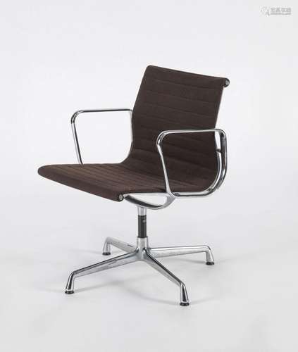 Fauteuil de bureau pivotant par Charles Eames (1907-1978), é...