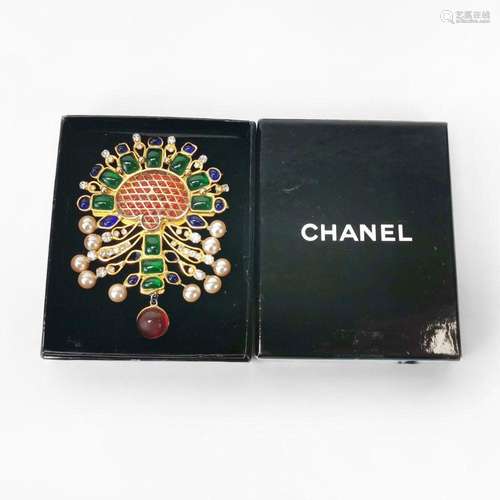 Chanel, important pendentif serti de pierres d'imitation...