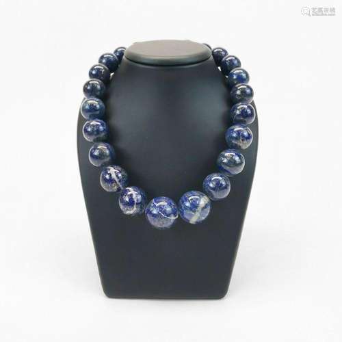 Collier de perles de lapis-lazuli en chute Fermoir en argent...