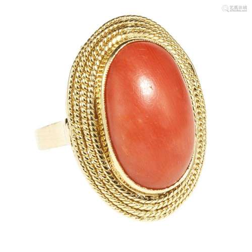 Bague sertie d'un corail taille cabochon ovale (env. 17,...