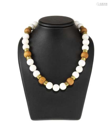 L'Orée du Bois, collier composé de perles de calcédoine ...