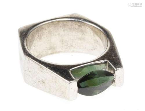 Bague design sertie d'une tourmaline verte facettée de f...