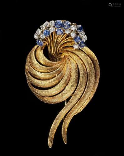 Broche stylisée rehaussée d'un bouquet de diamants et de...