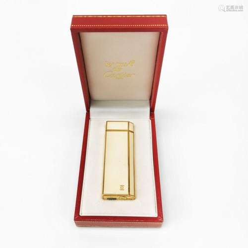 Must de Cartier, briquet Métal doré, laque beige, H 7 cm