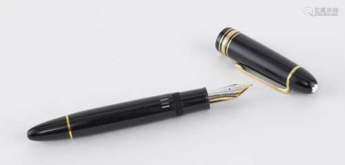 Montblanc, Meisterstück, stylo-plume Résine noire et métal d...