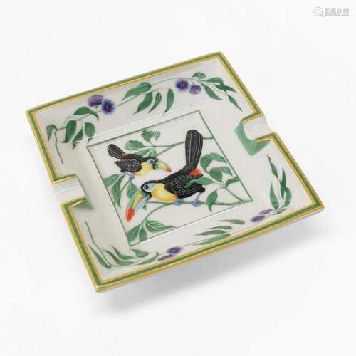 Hermès, vide-poche carré à décor de toucans Porcelaine émail...