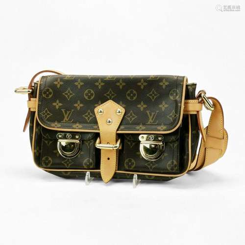 Louis Vuitton, sac Hudson, porté épaule Toile Monogram, gran...