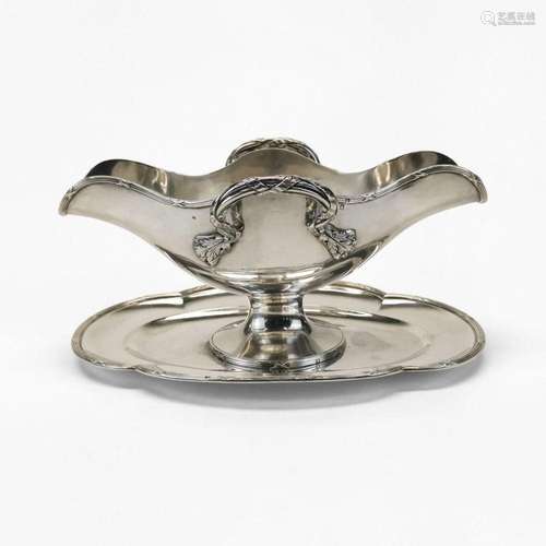 Saucière de style Louis XVI à motif ruban croisé France, arg...