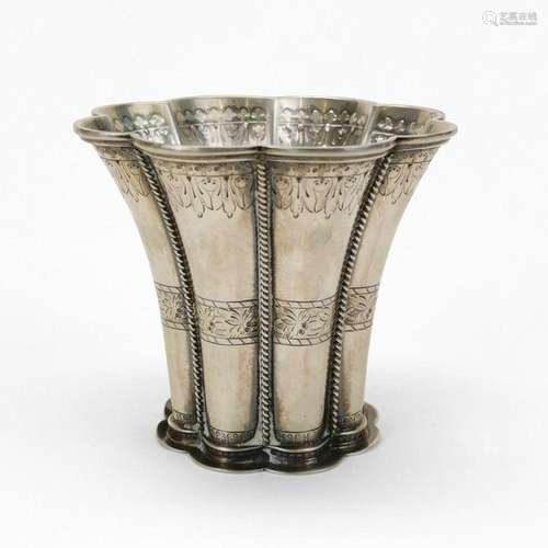 Vase polylobé Danemark, argent 925, H 9 cm, 220 g. Provenanc...