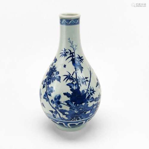 Vase balustre, Chine, XXe s Porcelaine émaillée bleu et blan...