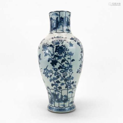 Vase Haitangzun, Chine, XXe s Porcelaine émaillée bleu et bl...