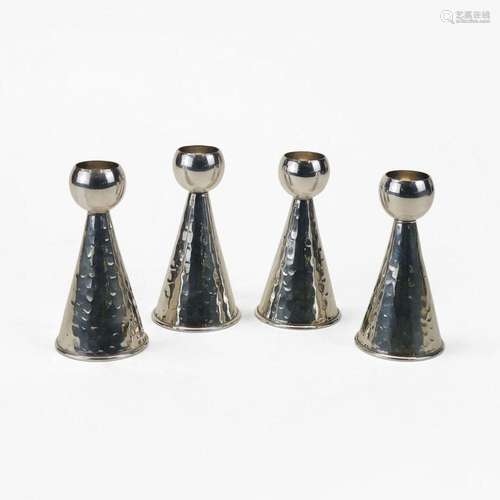 Suite de quatre bougeoirs coniques martelés Italie, argent 8...