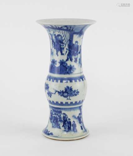 Vase Gu, Chine XXe s Porcelaine émaillée bleu et blanc à déc...