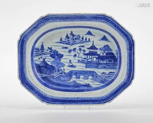 Plat octogonal, Chine, Compagnie des Indes, XVIIIe s Porcela...