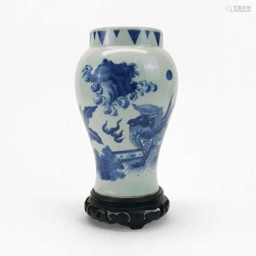 Vase, Chine, XIXe s Porcelaine bleu blanc à décor de végétau...