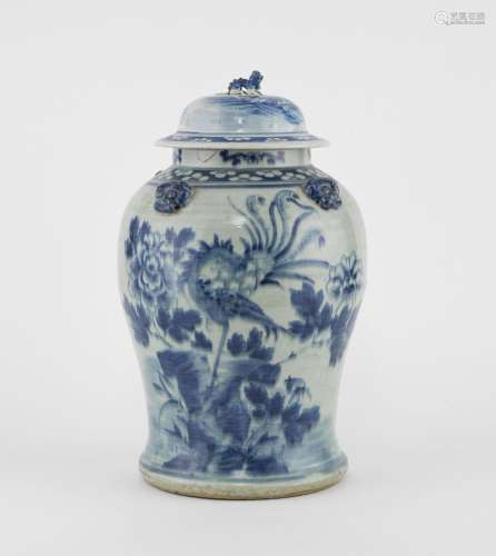 Vase couvert, Chine Porcelaine émaillée bleu blanc à décor d...