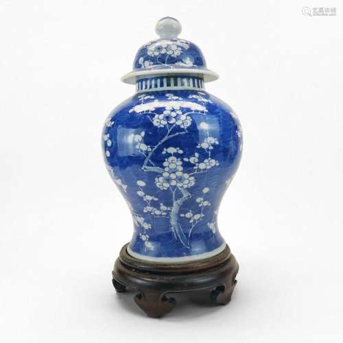 Potiche couverte, Chine, fin XIXe s (accidentée) Porcelaine ...