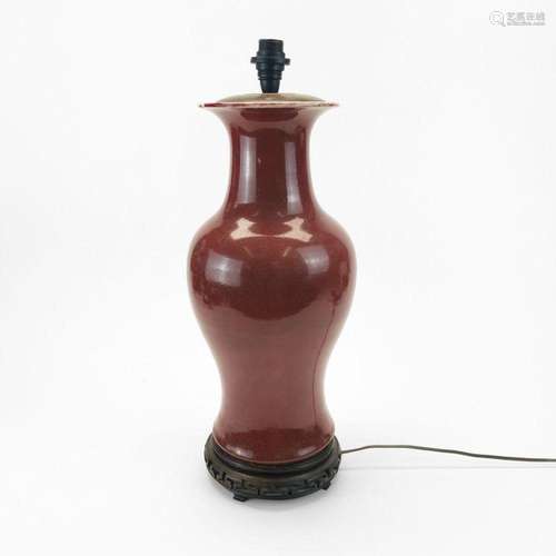 Vase balustre sang de bœuf monté en lampe, Chine XIXe s Porc...