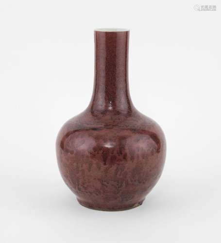 Vase à long col sang de boeuf, Chine, dynastie Qing (1644-19...