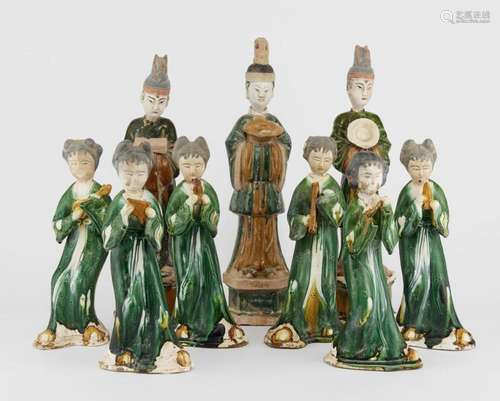 Neuf statuettes de dignitaires et danseuses, Chine, dans le ...