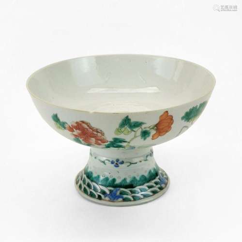 Coupe sur pied, Chine Porcelaine émaillée polychrome à décor...