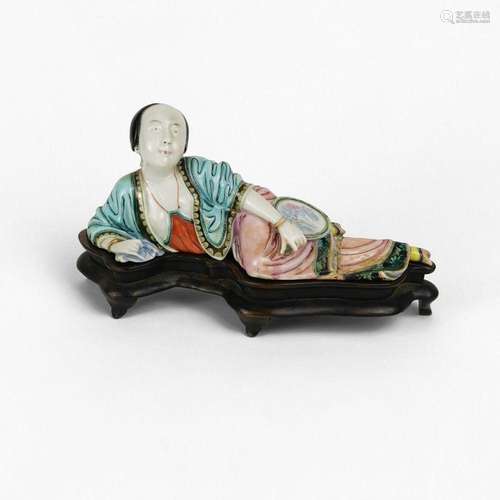 Jeune femme allongée, Chine, XIXe s (accidentée) Porcelaine ...