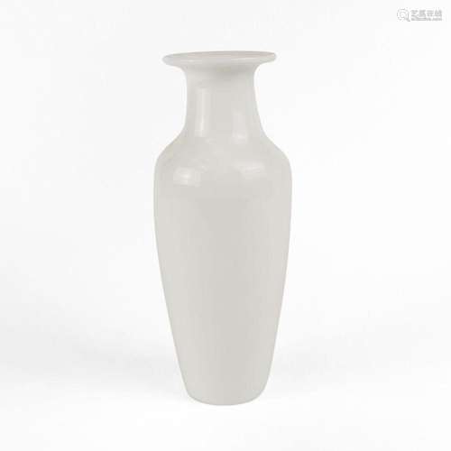 Vase de forme balustre, Chine Verre de Pékin blanc, H 22,5 c...