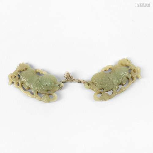 Paire de pendentifs figurant des lions, Chine Jade, L 5,5 cm