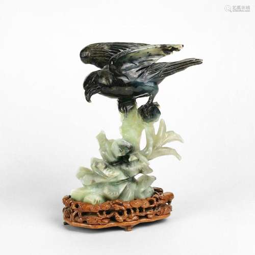 Aigle sur une branche, Chine Jade sculpté, H 20 cm