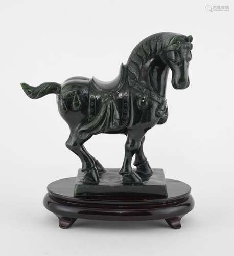 Cheval dans le style Tang, Chine XXe s Jade foncé, H 21 cm