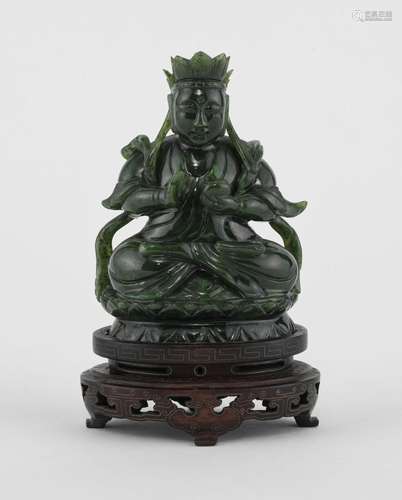 Bouddha assis, Chine, XXe s Jade foncé, H 11 cm