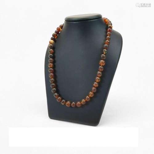 Collier composé de perles d'ambre (D env. 10 mm) L 80 cm