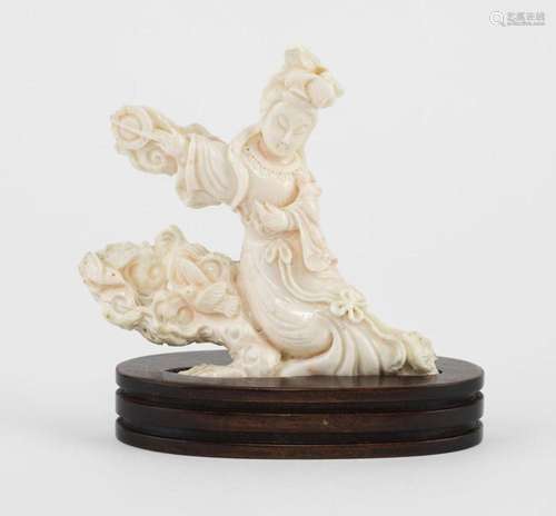 Branche de corail blanc, Chine Figurant une guanyin, H 10 cm...