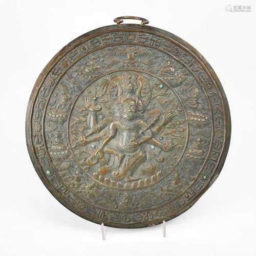 Grande plaque ronde, Tibet Bronze à décor de bouddhas et div...