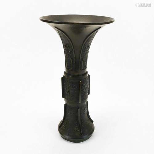 Vase Gu, Chine, dynastie Qing (1644-1912) Bronze à décor de ...