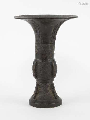 Vase Gu, Chine, dynastie Ming (1368-1644) Bronze à patine no...