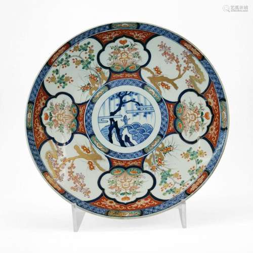 Plat Imari, Japon Porcelaine émaillée polychrome et dorée, D...