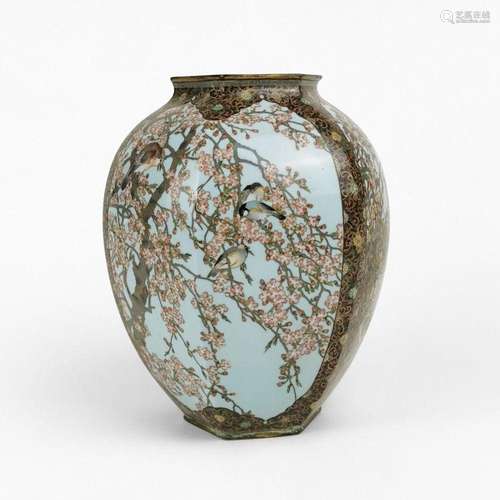 Vase hexagonal en cloisonné, Japon, XIXe s Cuivre et émaux p...