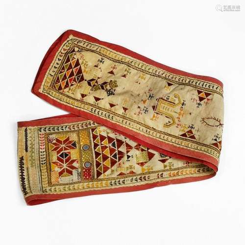 Bandeau de tissu, Inde, Rajasthan, XIXe s Tissu brodé, L 145...