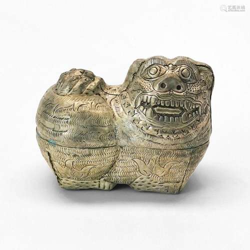 Boîte en forme de lion, Cambodge Métal argenté, L 15 cm