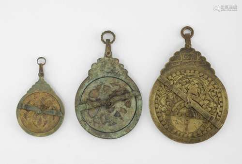 Trois astrolabes, Iran, XXe s Laiton gravé, D de 8 à 14 cm