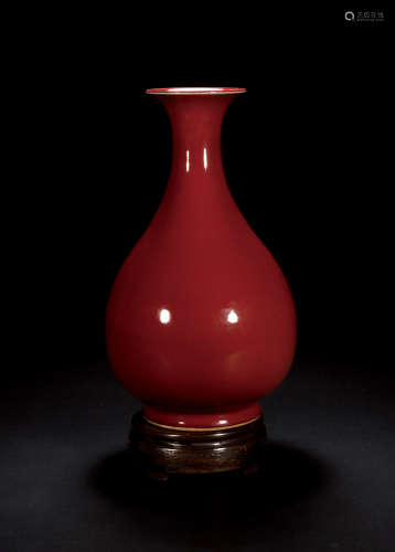 清中期 	霁红釉玉壶春瓶