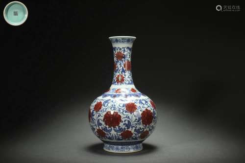 Blue-and-white Ball-shaped Vase with Underglazed Red Interla...