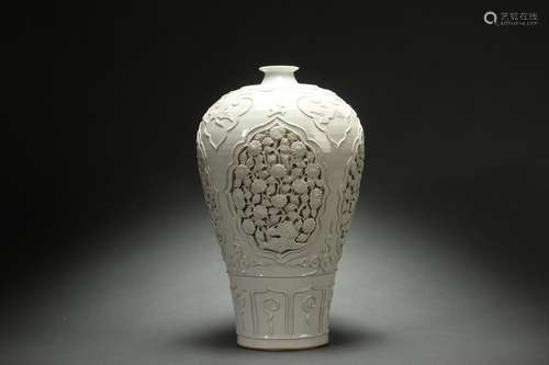 Sweet White Glazed Plum Vase with Relief and Floral Design甜...